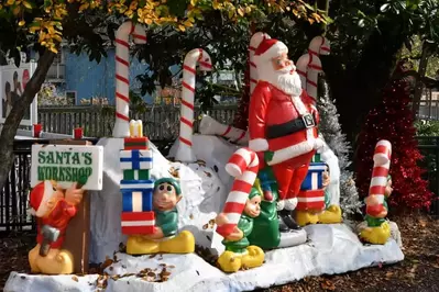 christmas decor at dollywood