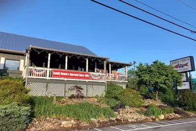 huck finn's catfish in pigeon forge