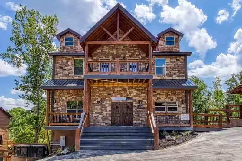 Splashin Bear Lodge 8 bedroom cabin