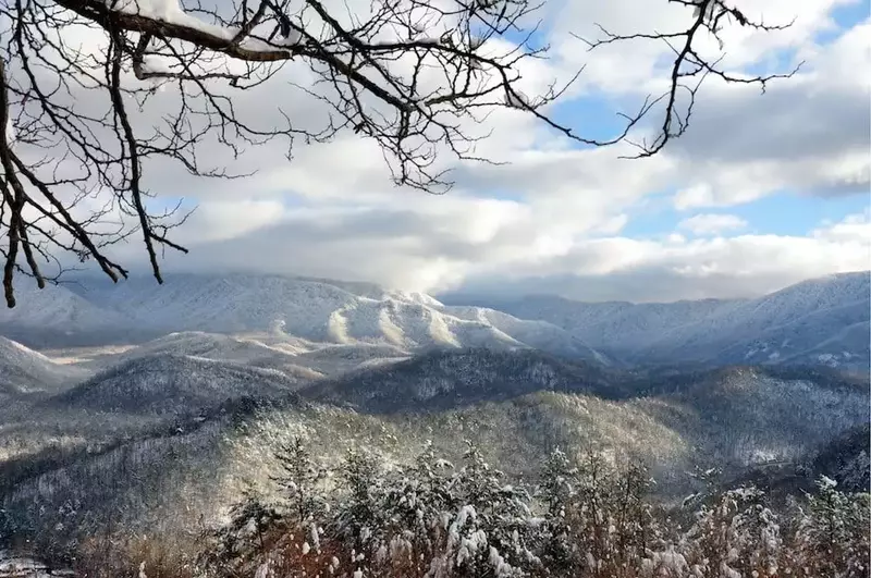 Beautiful photo of the Smoky Mountains covered in fresh snow
