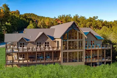 looking directly in front of the large cabin called Wildbriar Lodge