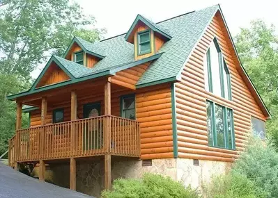 The exterior of Bearadise, a Gatlinburg TN mountain cabin.