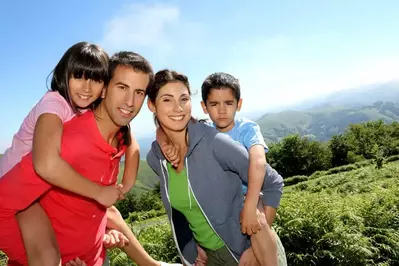 Happy_family_in_the_mountains