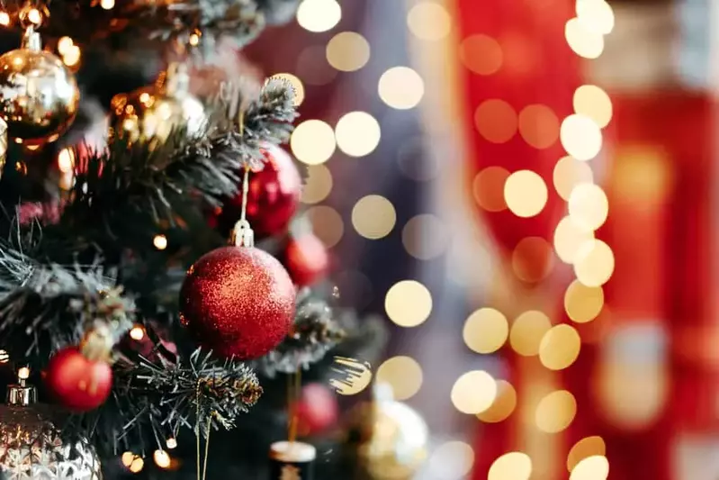 decorated Christmas tree with red ornaments and garland