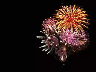 Brilliant_fireworks_in_the_sky