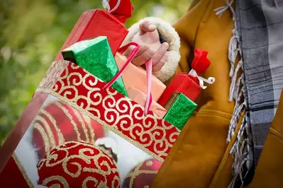 Woman_with_a_bag_full_of_Christmas_gifts