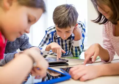 Children_playing_on_tablets