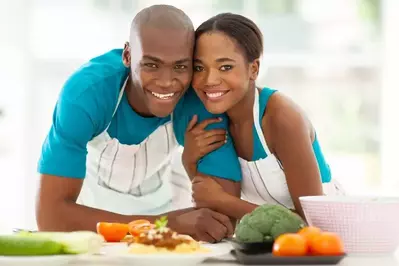 Couple_cooking_together_in_the_kitchen