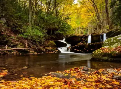 Smoky_Mountain_waterfall_in_Autumn
