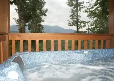 Hot_tub_at_Body__Soul_cabin