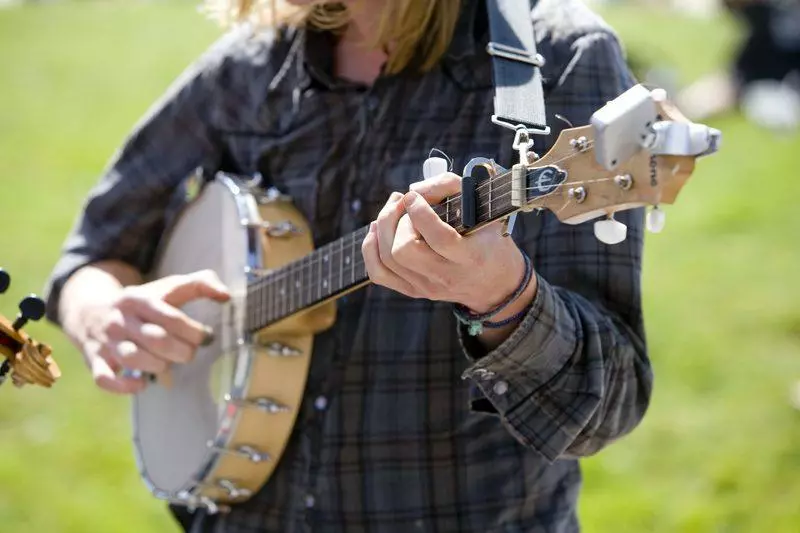 Man playing banjo