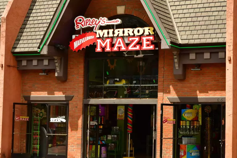 ripleys-mirror-maze