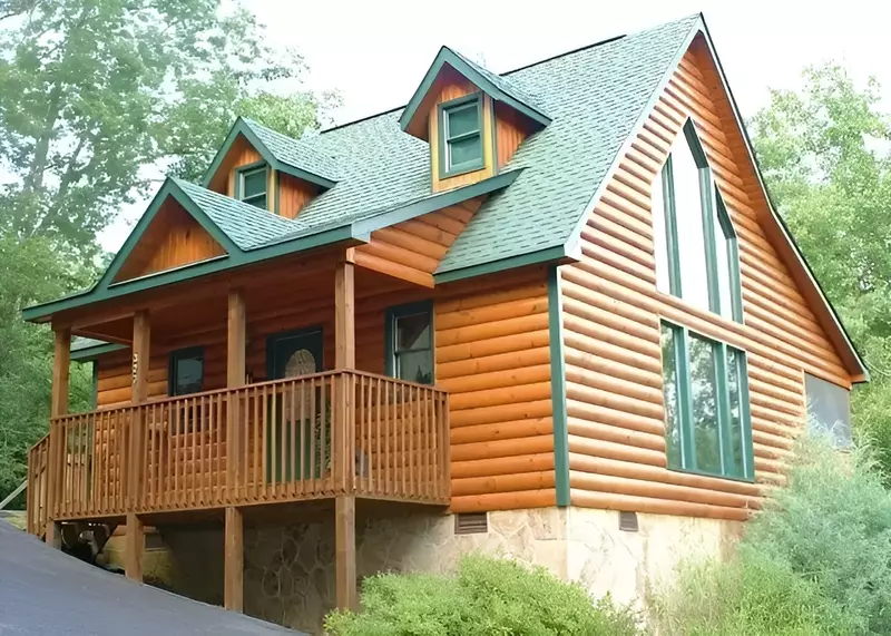 The exterior of Bearadise, a Gatlinburg TN mountain cabin.