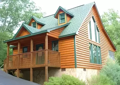 The exterior of Bearadise, a Gatlinburg TN mountain cabin.