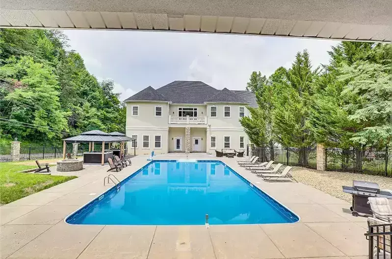 Great Smoky Mansion outdoor pool