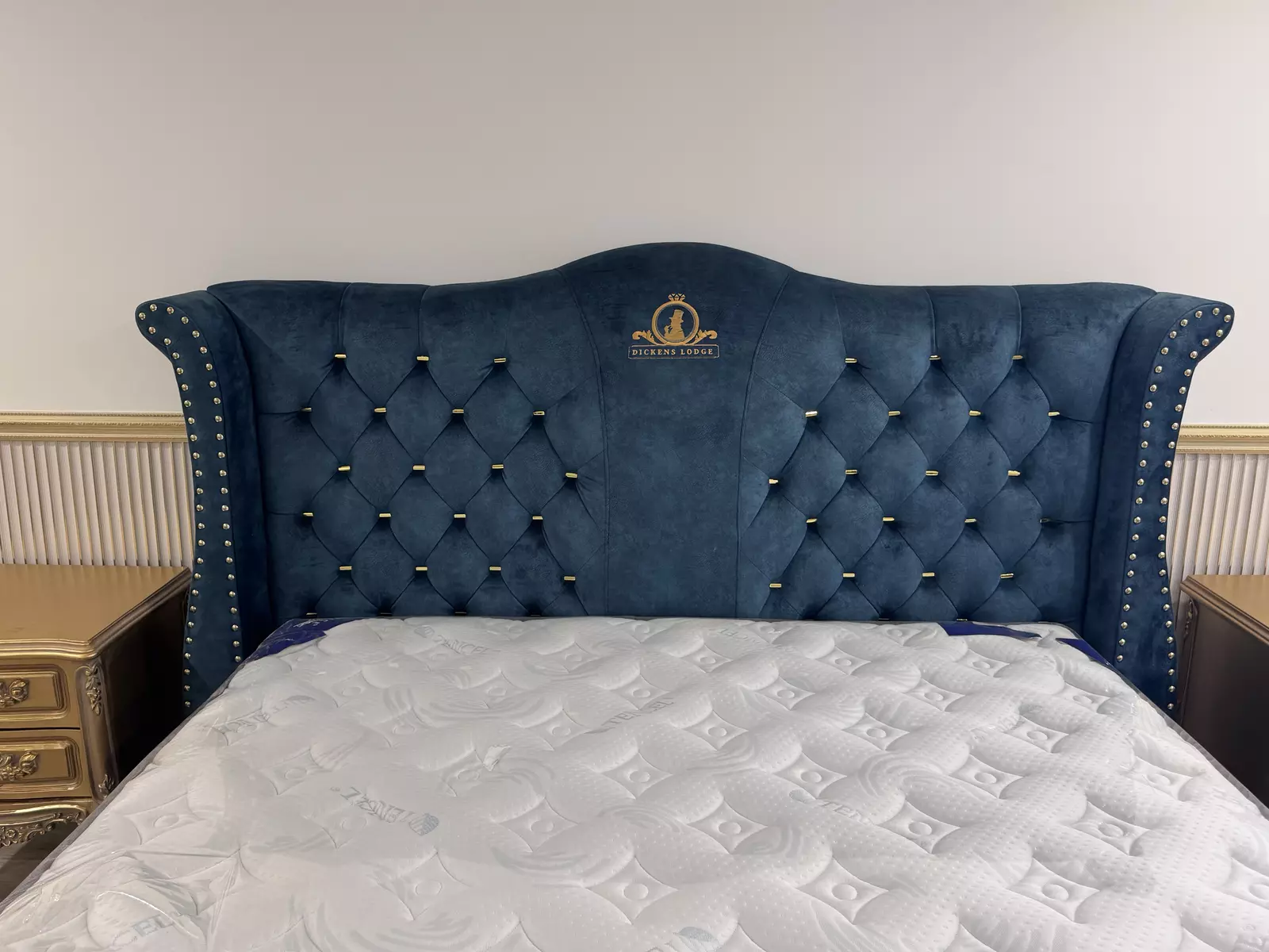 DICKENS LODGE