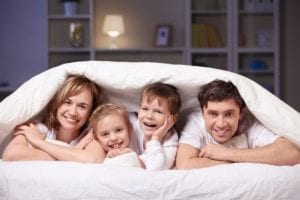 Family_in_bed_together