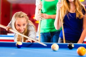 Family_playing_pool