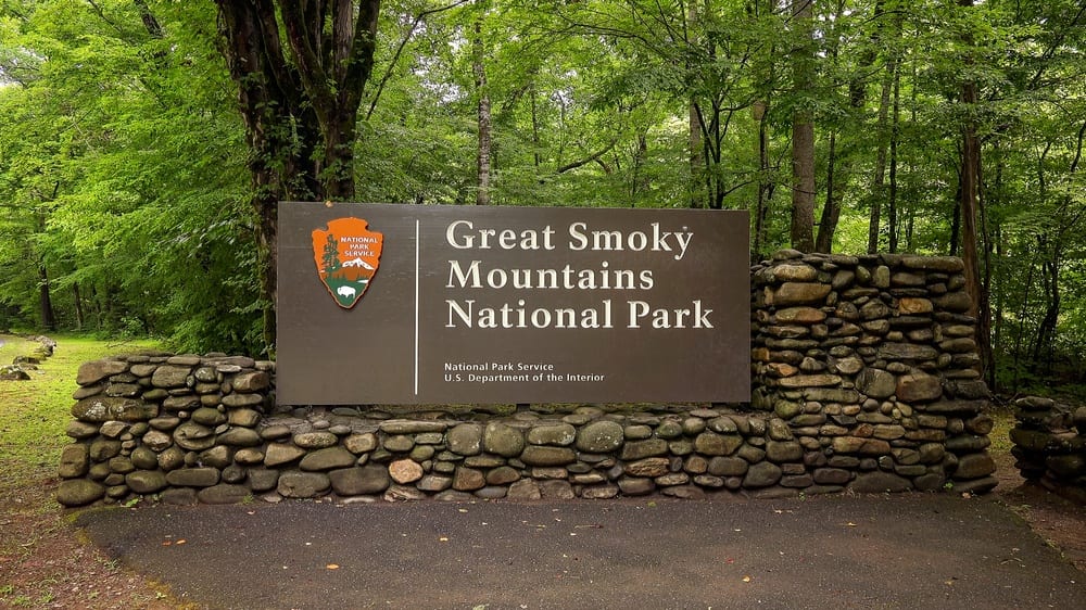 great smoky mountains national park sign