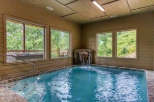 splashin bear lodge gatlinburg cabin with a pool